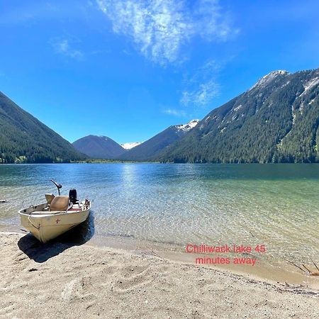 Private 2 Bedrooms Suite Near Hwy 1, Cultus Lake, Heritage Park, Fishing, Coliseum Chilliwack Esterno foto
